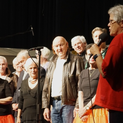 2023-09-15vrijwilligersdag - Voorzitter Truus Noij bedankt 'de Gouden Mix' voor het fantastische optreden 'door senioren, voor senioren'
