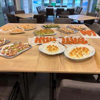 Gastvrouwen/-heren genieten van lekkere hapjes