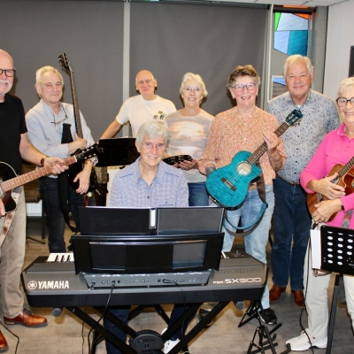 Muziekgroep 'Retired' speelde in de Oase