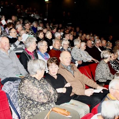 Sfeervolle ambiance tijdens kerstviering